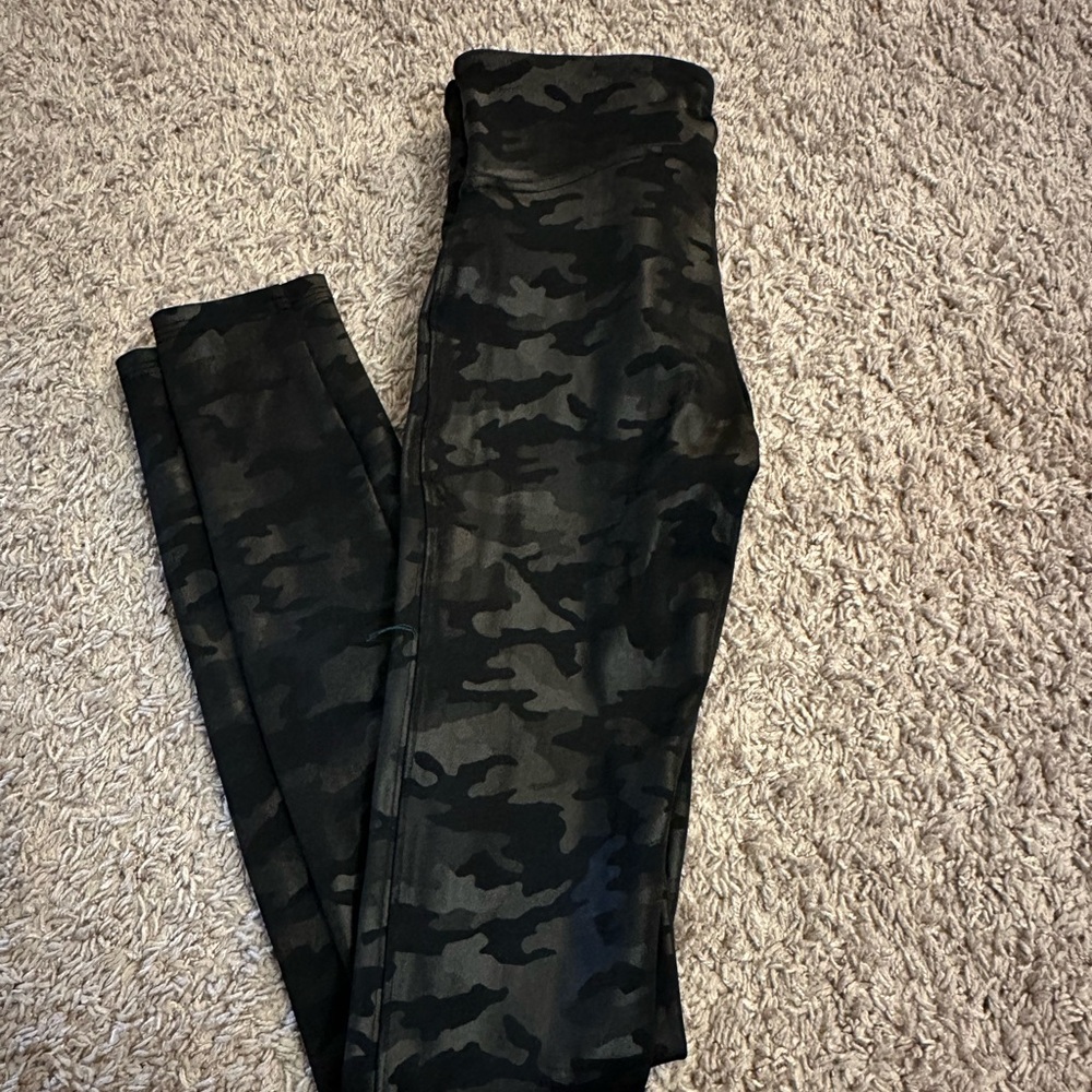 NWT SPANX LEATHER CAMO LEGGINGS XS